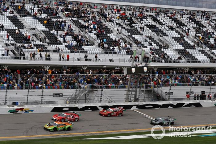 #11 GRT Grasser Racing Team Lamborghini Huracan GT3, GTD: Mirko Bortolotti, Christian Engelhart, Rik Breukers, Rolf Ineichen, #51 Spirit of Race Ferrari 488 GT3, GTD: Paul Dalla Lana, Pedro Lamy, Mathias Lauda, Daniel Serra, #9 PFAFF Motorsports Porsche 911 GT3 R, GTD: Scott Hargrove, Zacharie Robichon, Lars Kern, Dennis Olsen, #44 Magnus Racing Lamborghini Huracan GT3, GTD: John Potter, Andy Lally, Spencer Pumpelly, Marco Mapelli, start