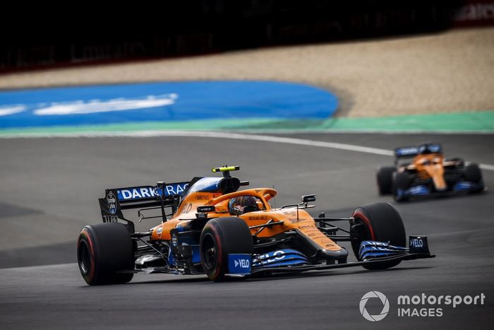 Lando Norris, McLaren MCL35, Carlos Sainz Jr., McLaren MCL35