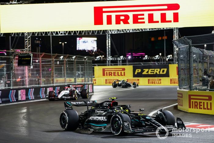 Lewis Hamilton, Mercedes F1 W14, Daniel Ricciardo, AlphaTauri AT04, Zhou Guanyu, Alfa Romeo C43