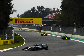 Lewis Hamilton, Mercedes AMG F1 W09 EQ Power+, precede Daniel Ricciardo, Red Bull Racing RB14, e Sebastian Vettel, Ferrari SF71H
