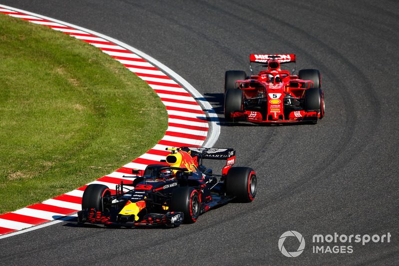 Макс Ферстаппен (Red Bull RB14 TAG Heuer) попереду Себастьяна Феттеля (Ferrari SF71H)