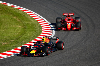 Max Verstappen, Red Bull Racing RB14, voor Sebastian Vettel, Ferrari SF71H