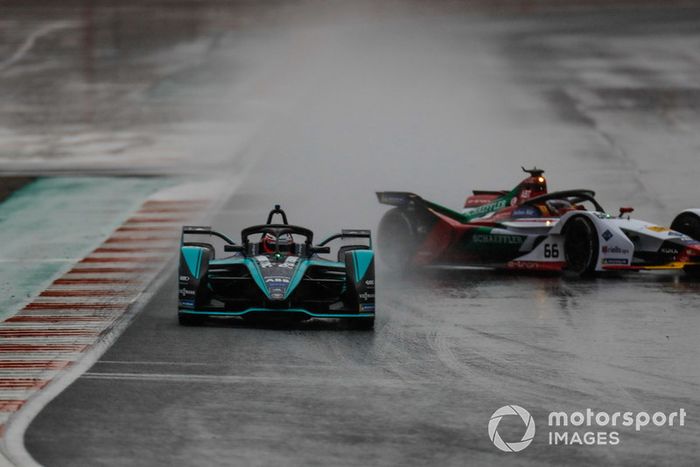 Mitch Evans, Panasonic Jaguar Racing, Jaguar I-Type 3 leads Daniel Abt, Audi Sport ABT Schaeffler, Audi e-tron FE05 as he spins in the wet conditions