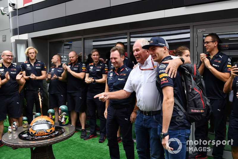 Макс Ферстаппен, Red Bull Racing, святкує день народження з Крістіаном Хорнером, керівником Red Bull Racing, д-р Гельмутом Марко, радником Red Bull