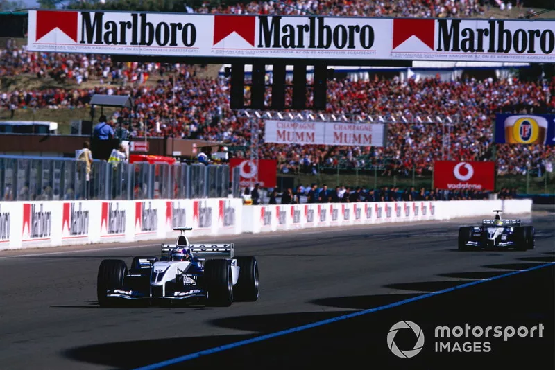 Juan-Pablo Montoya, BMW Williams FW25, y Ralf Schumacher, BMW Williams FW25