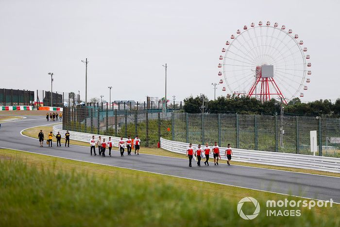 Marcus Ericsson, Sauber, Charles Leclerc, Sauber, Carlos Sainz Jr., Renault Sport F1 Team y Nico Hulkenberg, Renault Sport F1 Team, caminan por el circuito
