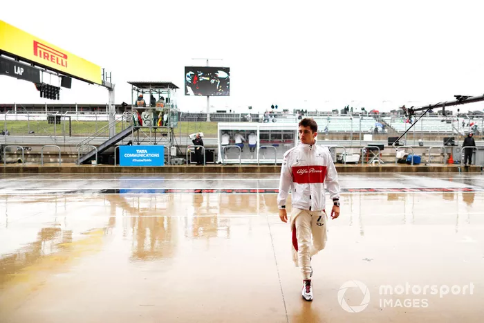 Charles Leclerc, Sauber C37 Ferrari, en un húmedo pit