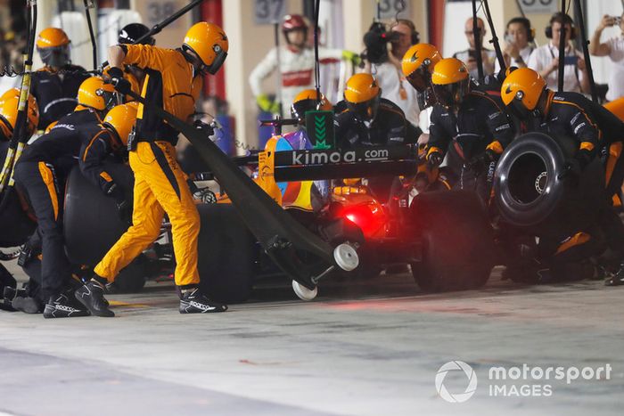 Fernando Alonso, McLaren MCL33 pit stop 