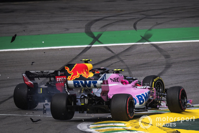 Max Verstappen, Red Bull Racing RB14, tertabrak Esteban Ocon, Racing Point Force India VJM11