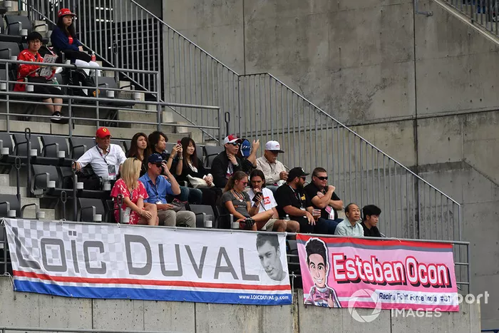 Tifosi e striscioni per Loic Duval ed Esteban Ocon, Racing Point Force India F1 Team