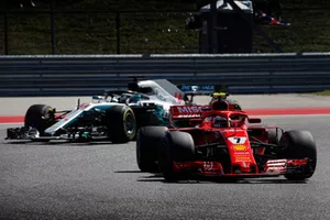 Kimi Raikkonen, Ferrari SF71H, devant Lewis Hamilton, Mercedes AMG F1 W09 EQ Power+