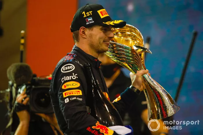 Podio: ganador y campeón Max Verstappen, Red Bull Racing 