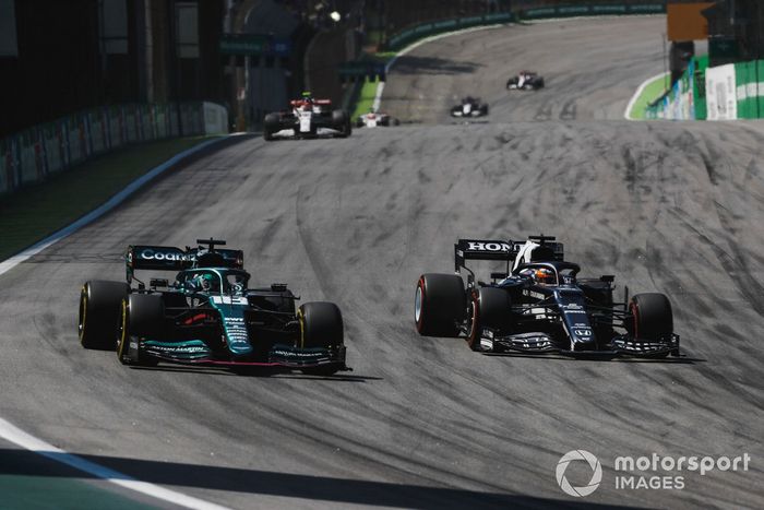 Lance Stroll, Aston Martin AMR21, adelanta a Yuki Tsunoda, AlphaTauri AT02