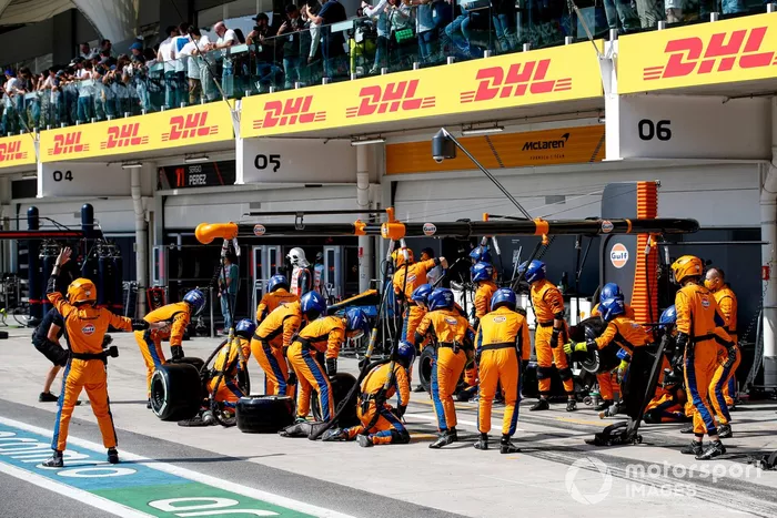 El equipo de boxes de McLaren se prepara para una parada