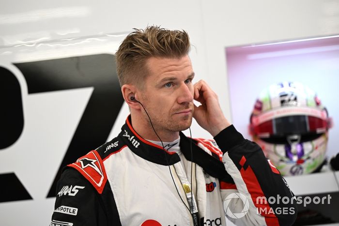 Nico Hulkenberg, Haas F1 Team, se pone los auriculares antes de la sesión