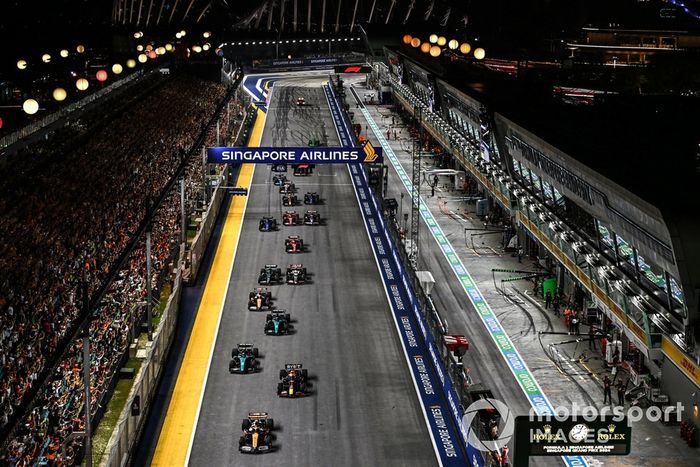 Lando Norris, McLaren MCL38, Max Verstappen, Red Bull Racing RB20, Lewis Hamilton, Mercedes F1 W15, el resto del pelotón en la salida de la carrera.