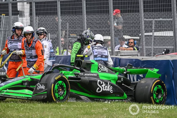 Los comisarios retiran el coche de Zhou Guanyu, Stake F1 Team Kick Sauber C44, tras chocar durante los entrenamientos libres.