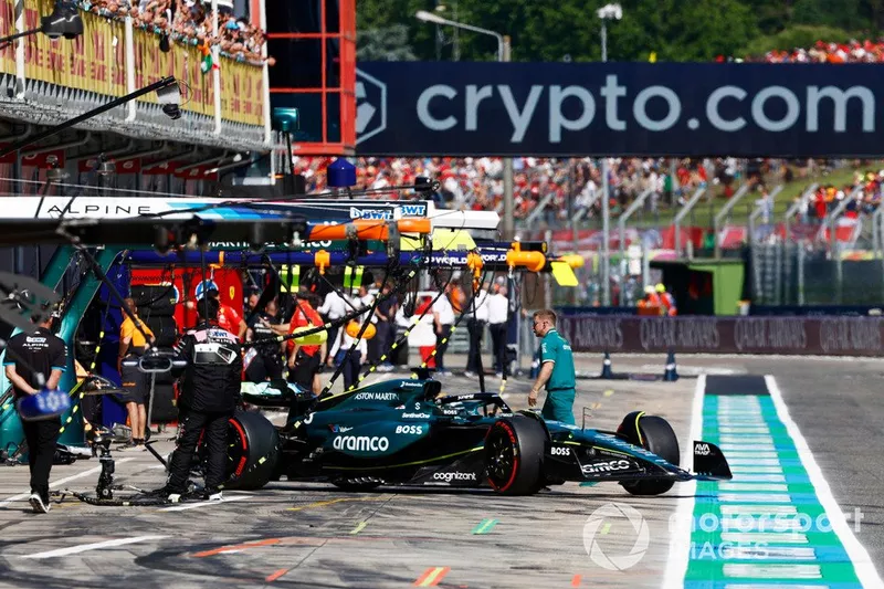 Lance Stroll, Aston Martin AMR24, quitte le garage