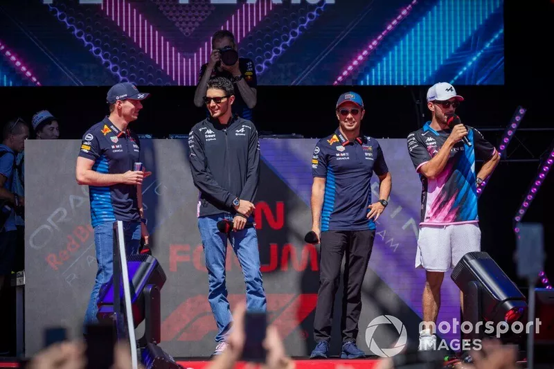 Max Verstappen, Red Bull Racing, Esteban Ocon, Alpine F1 Team, Sergio Perez, Red Bull Racing, Pierre Gasly, Alpine F1 Team in de fanzone