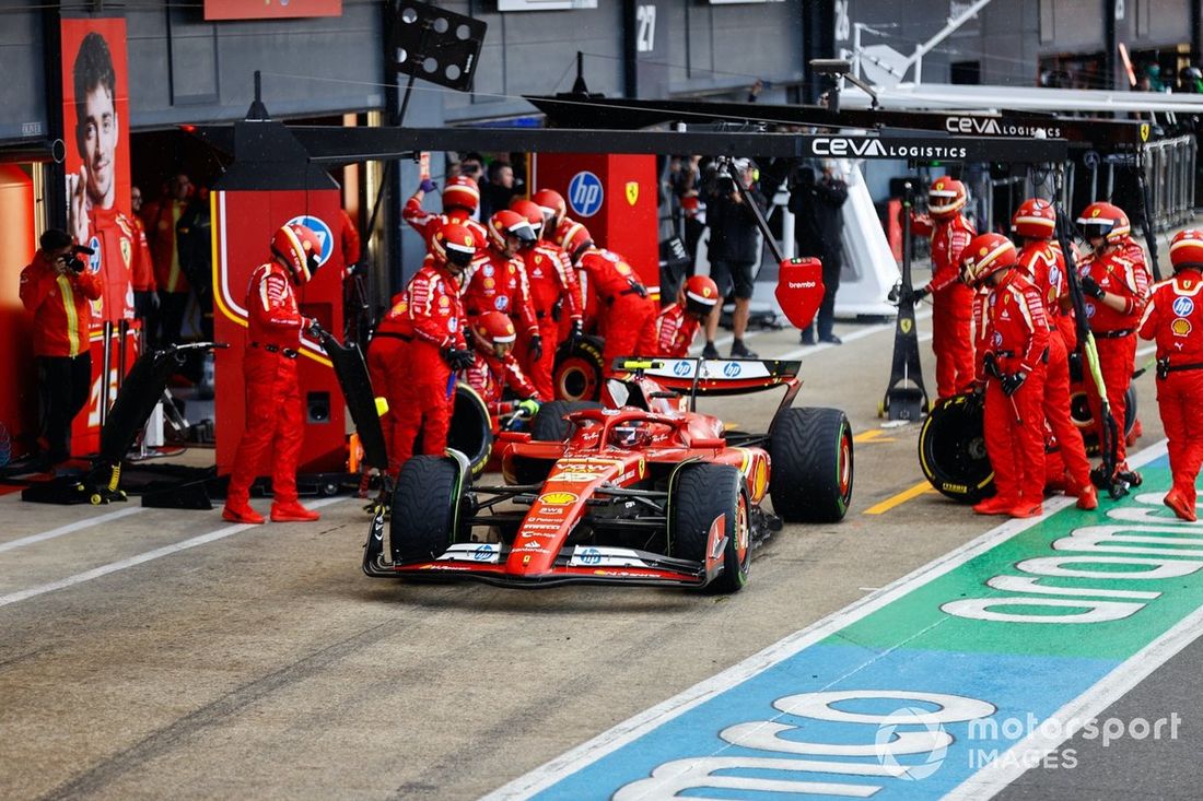 Carlos Sainz, Ferrari SF-24, sale de boxes