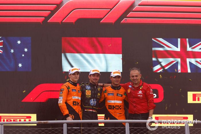 Oscar Piastri, McLaren F1 Team, 2ª posición, Charles Leclerc, Scuderia Ferrari, 1ª posición, Lando Norris, McLaren F1 Team, 3ª posición, el delegado del trofeo Ferrari.