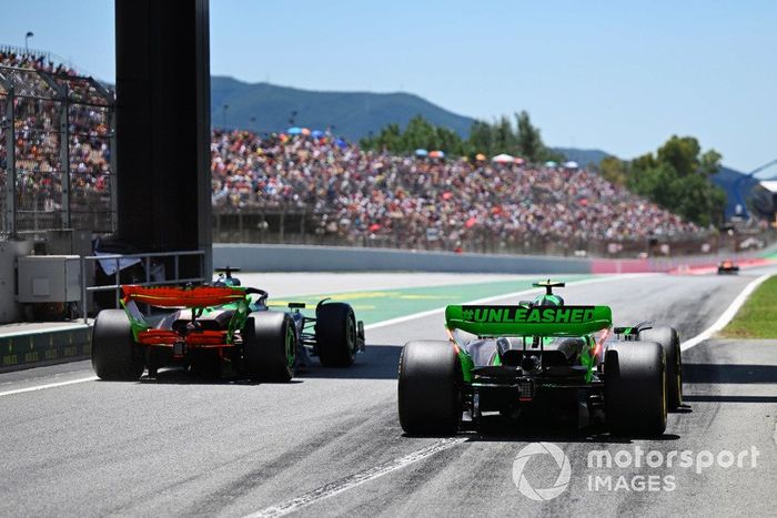 Valtteri Bottas, Stake F1 Team Kick Sauber C44, Zhou Guanyu, Stake F1 Team Kick Sauber C44, abandonan el pit lane
