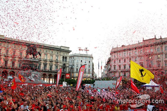 La Piazza Duomo con los fans de Ferrari