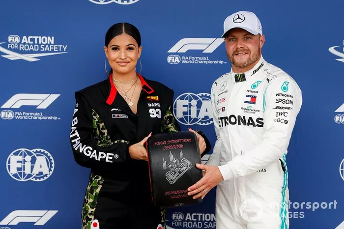 Valtteri Bottas, Mercedes AMG F1 con el premio Pirelli pole position de manos de la cantante y compositora Mabel