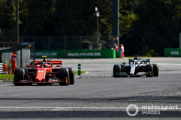 Charles Leclerc, Ferrari SF90 y Lewis Hamilton, Mercedes AMG F1 W10 