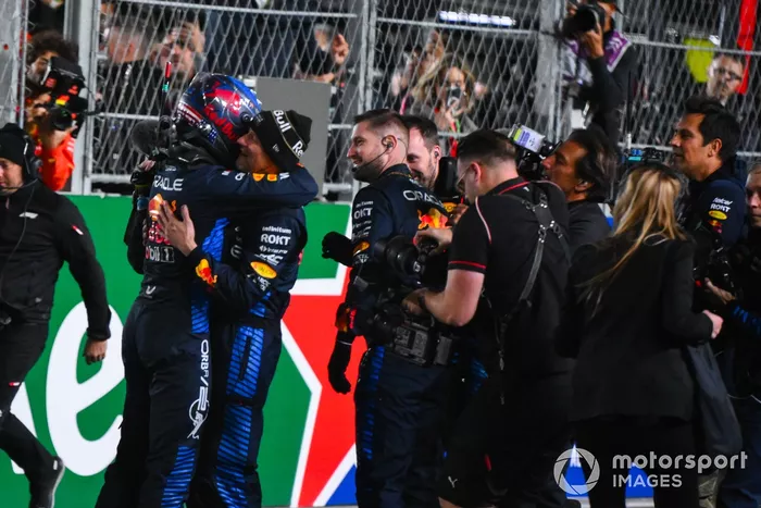 Le champion du monde Max Verstappen, Red Bull Racing, célèbre avec son équipe au Parc Ferme.