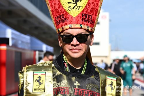 Um fã da Ferrari no paddock