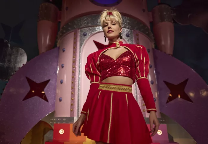 Pâmela Tomé as Xuxa Meneghel in Senna