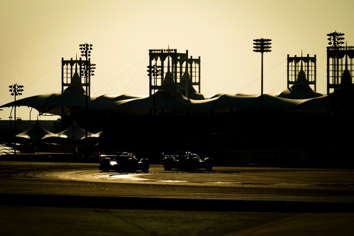 Acción en pista al atardecer
