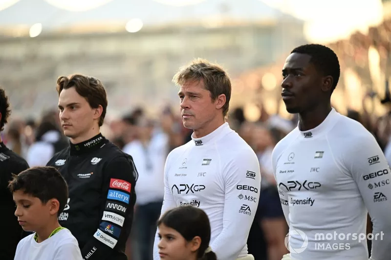 Brad Pitt y Damson Idris con Oscar Piastri, del equipo McLaren F1, durante el rodaje en la parrilla de salida de la película F1.