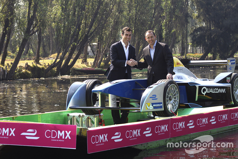 (Izq-Der)Alberto Longo, Co-fundador y Director General de Formula E y Horacio de la Vega, Director General del Indeporte de la Ciudad de México en el Show Car de Formula E a bordo de una trajinera en Xochimilco