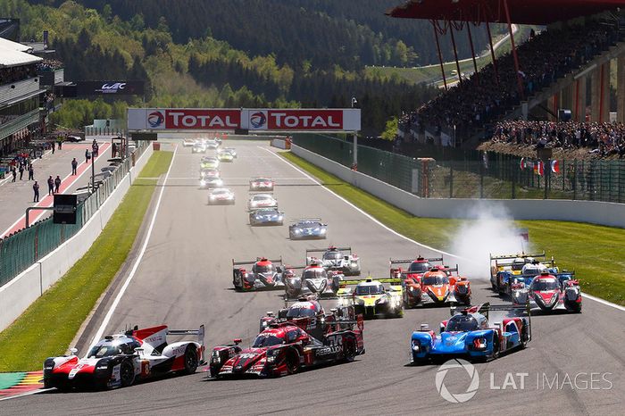 Inicio: #8 Toyota Gazoo Racing Toyota TS050: Sébastien Buemi, Kazuki Nakajima, Fernando Alonso líder