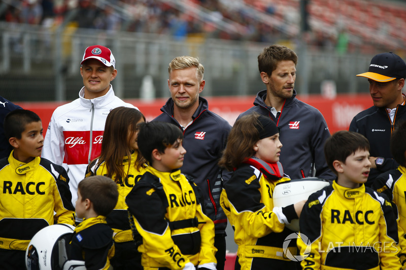 Los jóvenes pilotos de kart respaldados por el RACC, el club automovilístico más grande de España, posan con Marcus Ericsson, Sauber, Kevin Magnussen, el equipo Haas F1, Romain Grosjean, Haas F1 Team y Stoffel Vandoorne, McLaren.