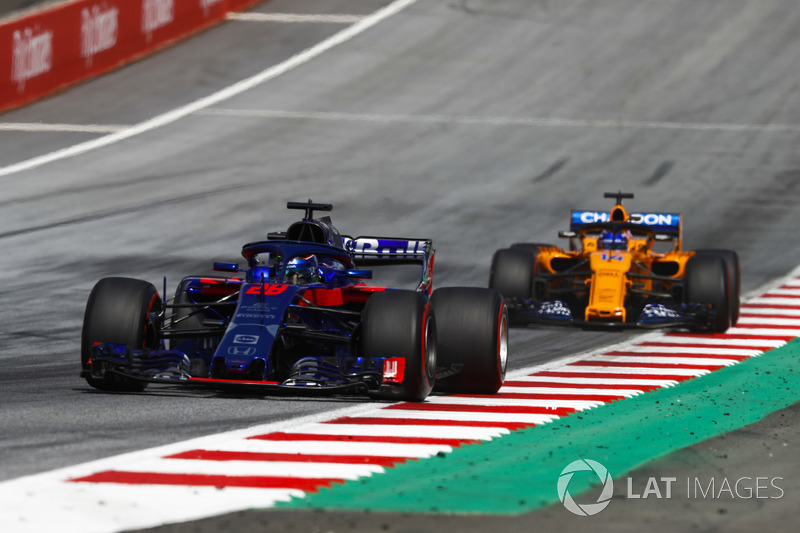 Nico Hulkenberg, Renault Sport F1 Team R.S. 18, Fernando Alonso, McLaren MCL33