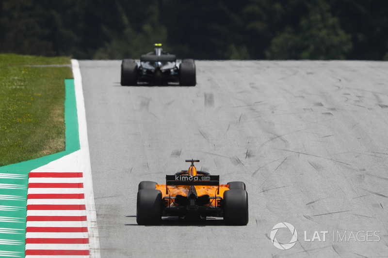 Valtteri Bottas, Mercedes AMG F1 W09, precede Fernando Alonso, McLaren MCL33