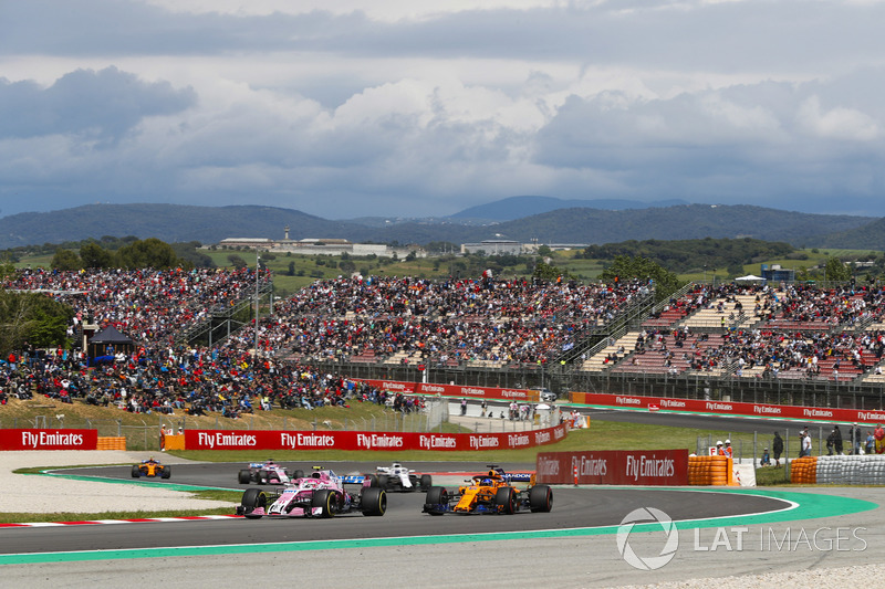 Esteban Ocon, Force India VJM11, Fernando Alonso, McLaren MCL33