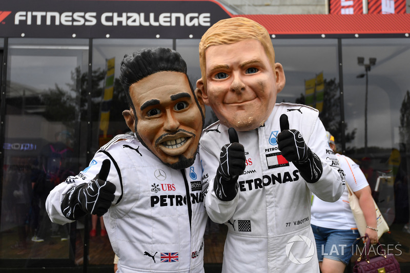 Lewis Hamilton, Mercedes-AMG F1 y Valtteri Bottas, Mercedes-AMG F1 caricatura