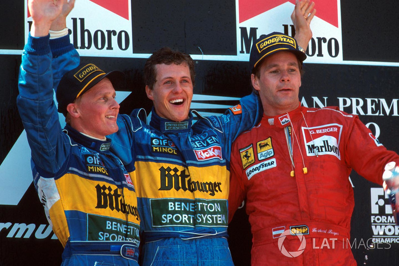 Podium : le vainqueur Michael Schumacher, Benetton, le second Johnny Herbert, Benetton, le troisième Gerhard Berger