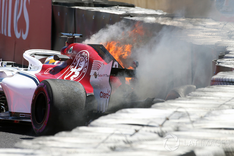 Marcus Ericsson, Sauber C37 crashes in FP1 and catches fire