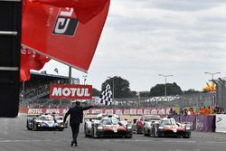 Les vainqueurs #8 Toyota Gazoo Racing Toyota TS050: Sébastien Buemi, Kazuki Nakajima, Fernando Alonso franchissent la ligne