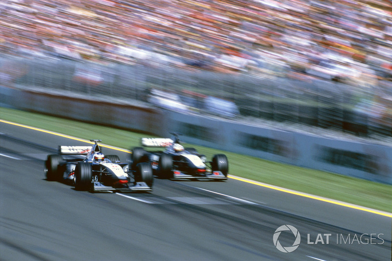 Mika Hakkinen passeert David Coulthard McLaren MP4/13