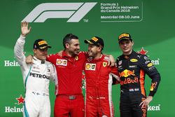 Святкування Себастьяна Феттеля, Ferrari, на подіумі з Валттері Боттасом, Mercedes AMG F1 та Максом Ферстаппеном, Red Bull