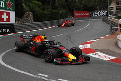 Daniel Ricciardo, Red Bull Racing RB14 leads Sebastian Vettel, Ferrari SF71H