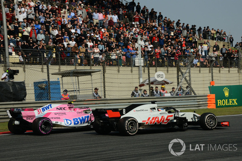 Esteban Ocon, Force India VJM11 and Romain Grosjean, Haas F1 Team VF-18 battle