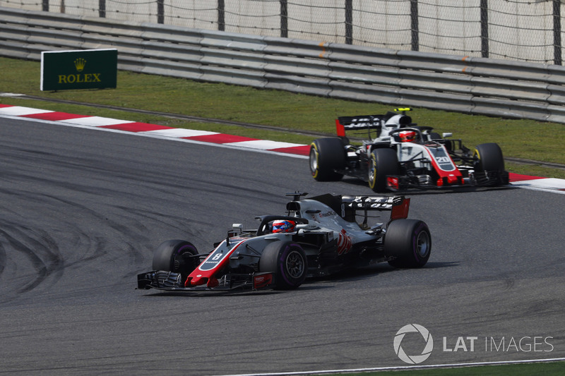 Romain Grosjean, Haas F1 Team VF-18 Ferrari, devant Kevin Magnussen, Haas F1 Team VF-18 Ferrari