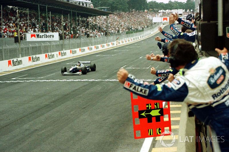 Jacques Villeneuve, Williams FW19, toma la bandera a cuadros